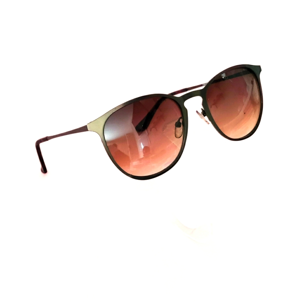 Facewear sunglasses. Brown tint